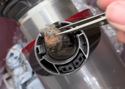 吸入含水氣的汙垢-Dyson吸塵器深度清潔