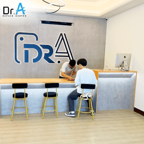 一踏進Dr.A桃園中壢門市,即可看到特色鮮明的Dr.A Logo Dr.A桃園中壢門市內部環境-iPhone維修